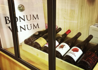 bonum-vinum-saveurs-vitrine-vins